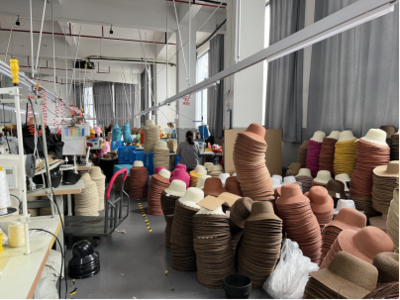 溫嶺新鄉(xiāng)賢“帽助·共富工坊” 戴好群眾共富帽，編織紡織材料小簾的致富夢